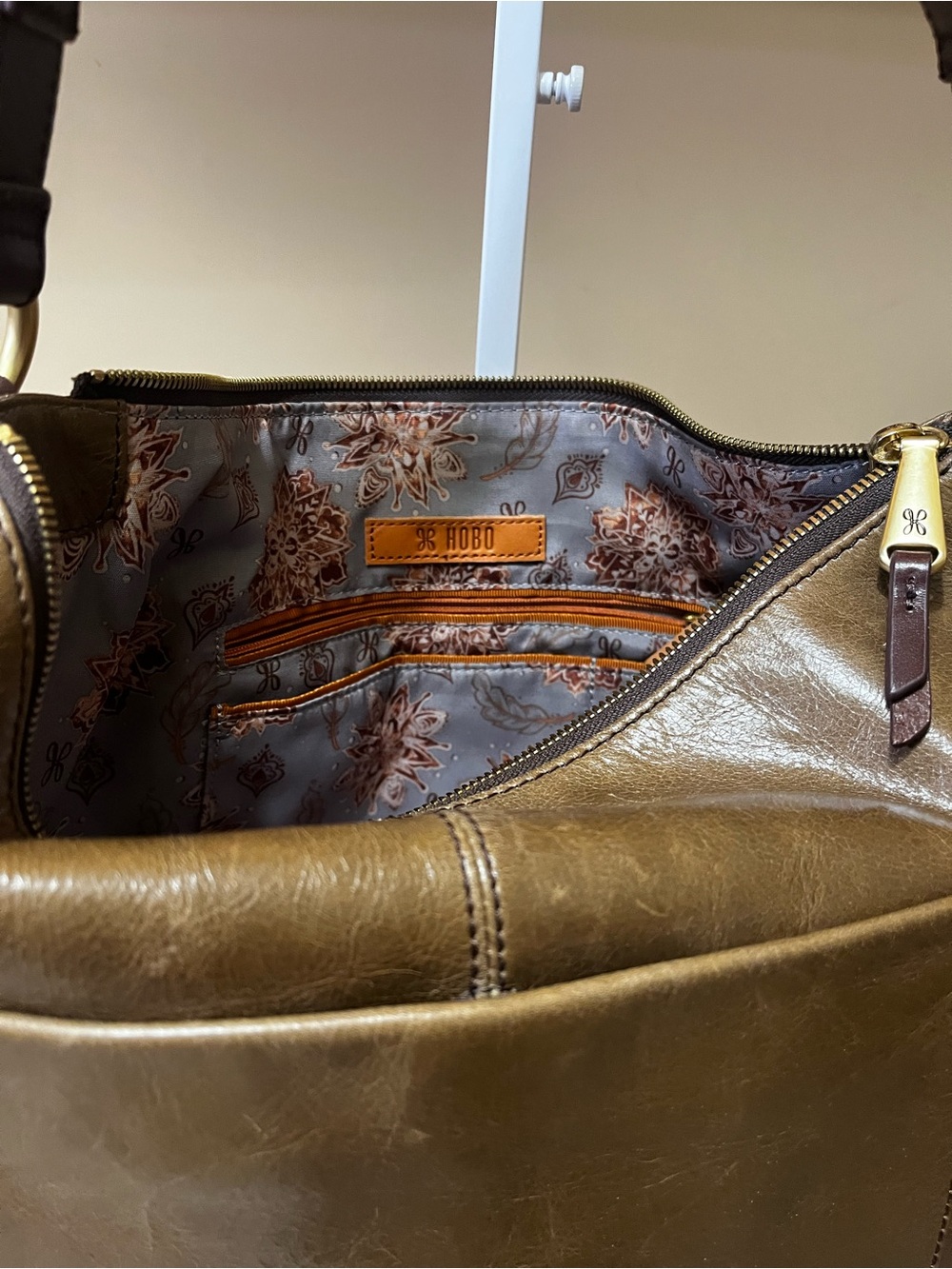 Hobo International Classic Brown Leather Shoulder Bag with Matching Wallet - Picture 2 of 12